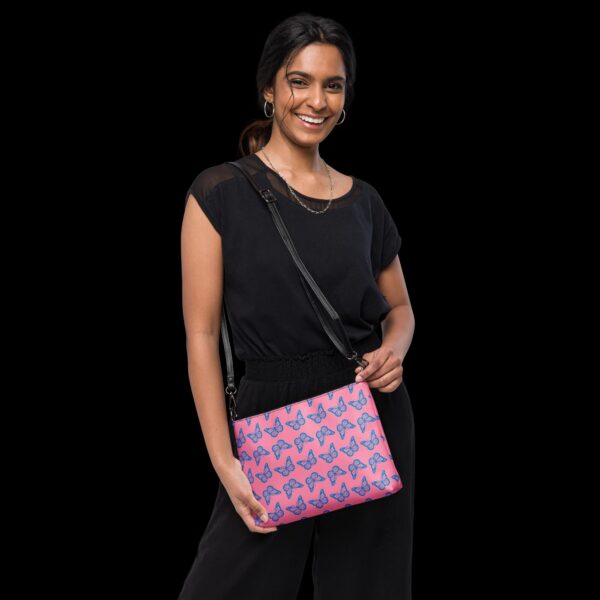 all-over-print-crossbody-bag-black-front-682f6eb5b07b9.jpg Bolso con correa