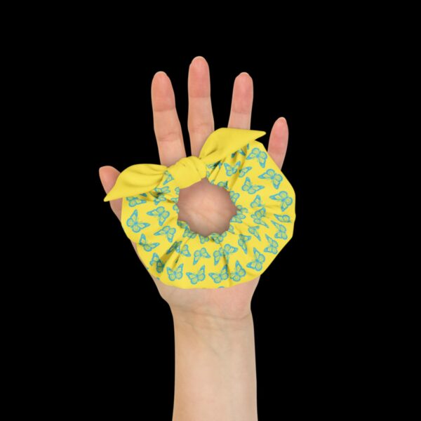 all-over-print-recycled-scrunchie-white-front-6832b782b13b1.jpg Coletero reciclado de dibujo mariposas